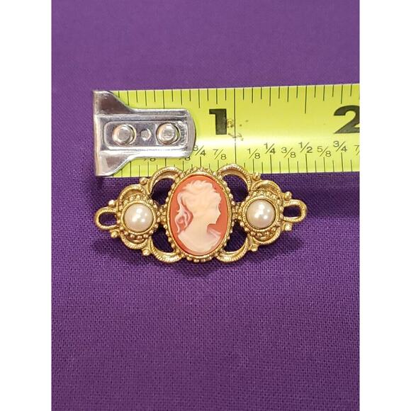 1928 Brand Vintage Style Cameo Brooch Pin Gold Tone Faux Pearls On Card - Picture 6 of 6